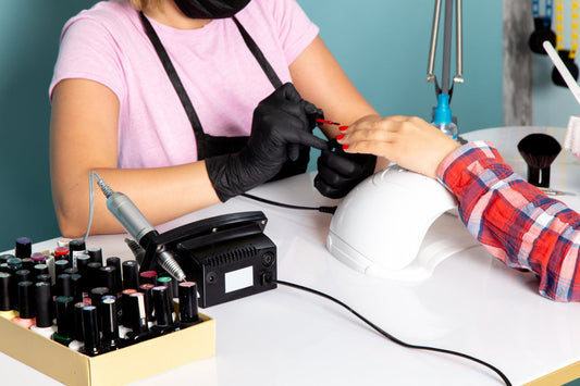 Manicurista calculando la lista de precios de su negocio de uñas