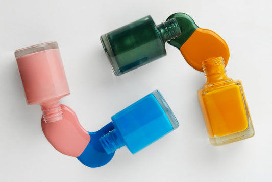 Muestra visual de esmaltes con ingredientes a evitar en esmalte de uñas.